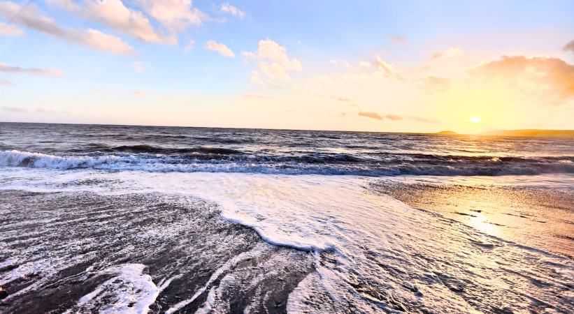 sunset seaton beach cornwall